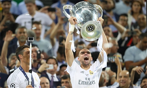 pepe-va-bi-kich-bi-dong-dinh-trong suốt-mieng-luoi-the-gian-1