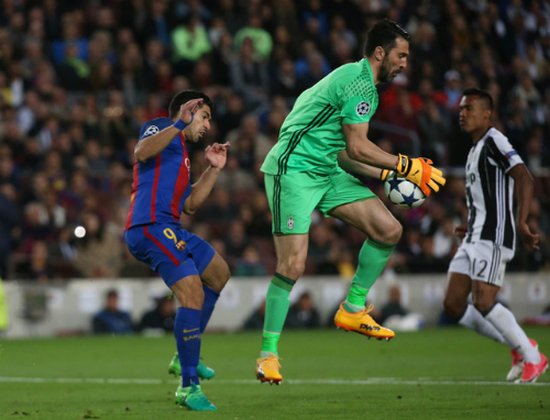 buffon-ngac-nhien-khi-juve-giu-sach-luoi-truoc-barca