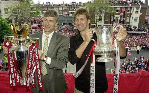 tro-cu-noi-arsene-wenger-chi-biet-huan-luyen-tren-giay-1