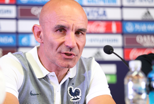 hlv-cua-phap-muon-vao-vong-knock-out-sau-tran-gap-viet-nam