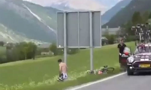 cua-ro-dung-xe-giua-cuoc-dua-de-di-ve-sinh