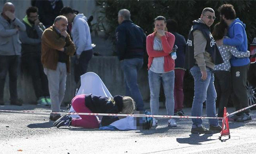 cua-ro-italy-thiet-mang-vi-dam-vao-xe-tai-khi-tap-luyen