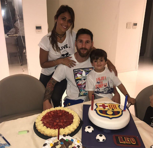 messi-mung-sinh-nhat-tuoi-30-voi-ba-chiec-banh-lon