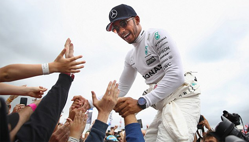 hamilton-dat-ky-luc-tren-san-nha-duoi-sat-vettel