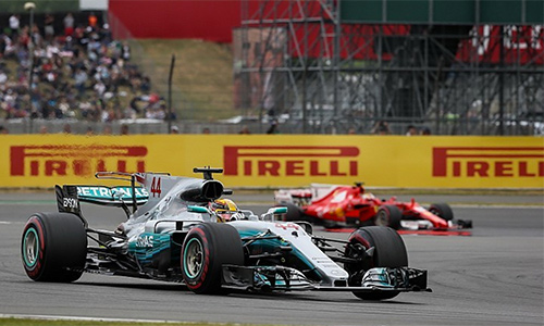 hamilton-dat-ky-luc-tren-san-nha-duoi-sat-vettel-1
