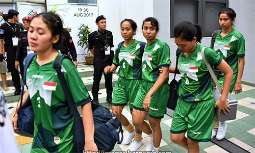 doi-cau-may-nu-indonesia-bo-ngang-tran-gap-chu-nha-vi-bi-xu-ep-2