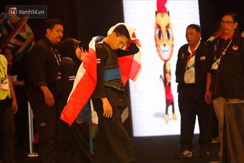 Bi danh sap mat, khong the tiep tuc thi dau, vo sy Malaysia van doat HCV hinh anh 2