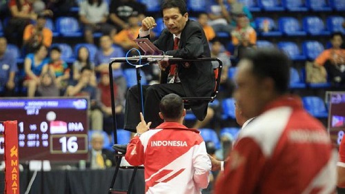 doi-cau-may-nu-indonesia-bo-ngang-tran-gap-chu-nha-vi-bi-xu-ep