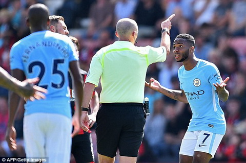 Raheem Sterling bi duoi khoi san vi... an mung ban thang.