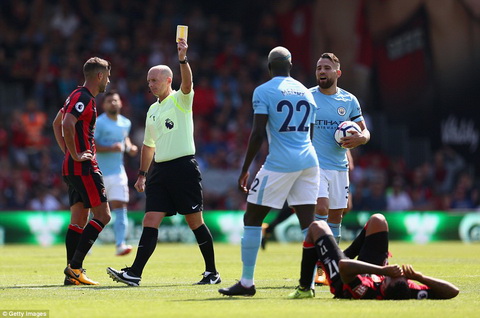 Trong tai Mike Dean bien cuoc doi dau giua Bournemouth voi Man City thanh tran dau dien ro.